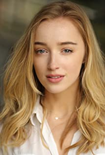 How tall is Phoebe Dynevor?